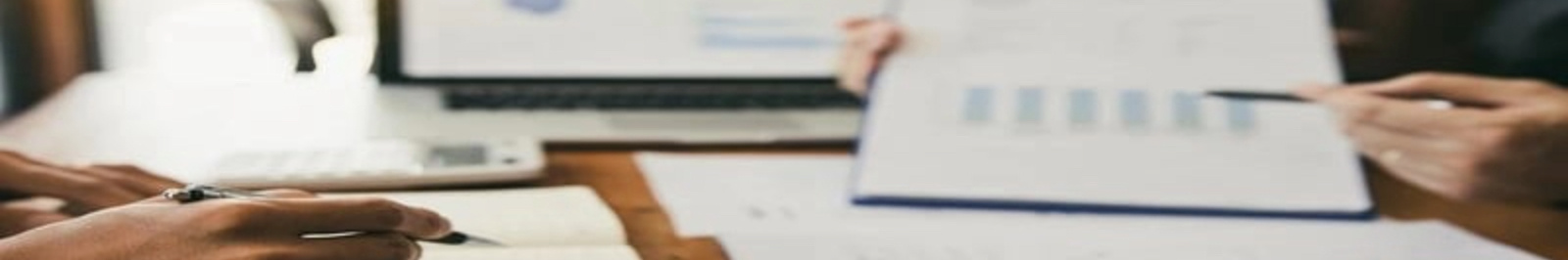 Close-Up-Managers-Are-Using-Tablets